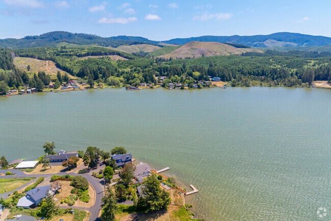 Devils lake has views of the Oregon mountains.