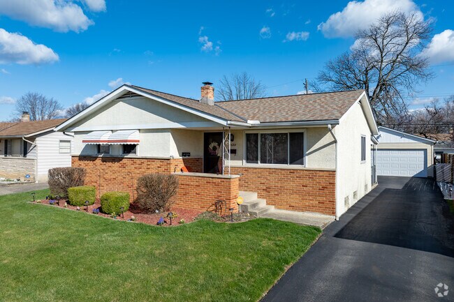 Ranch homes with mixed material facades can be found throughout Leawood.