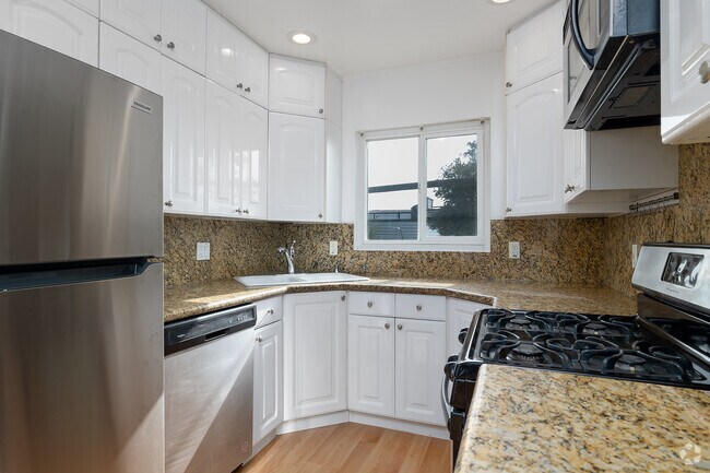 2BR, 1BA - 900SF - Kitchen