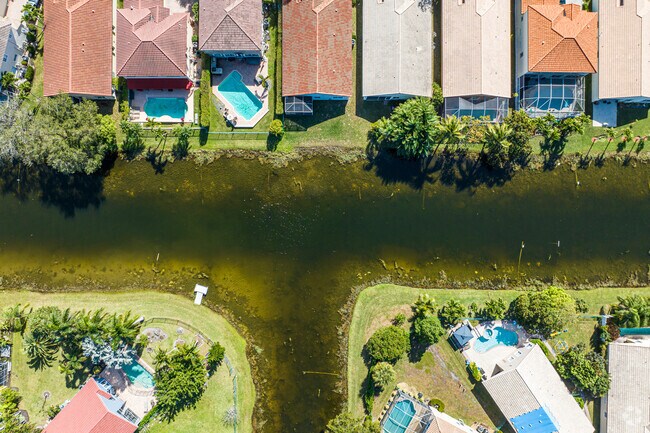 90m Degrees View of The Front Lake Houses in Wyndham Lakes.