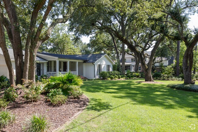Hobcaw Point boasts beautifully landscaped yards.