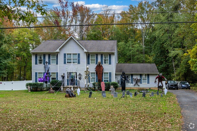 Many Mason Neck homes feature gorgeous green lots.