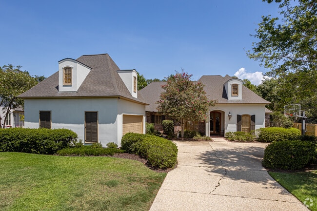 Modern homes in Oak Hills Place complement the variety of styles in the neighborhood.