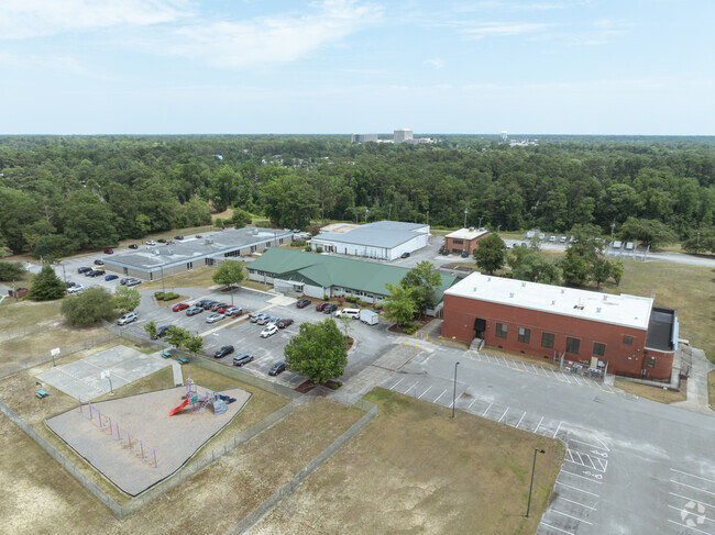The student population of Lake Forest Academy is 31 and the school serves K-8.