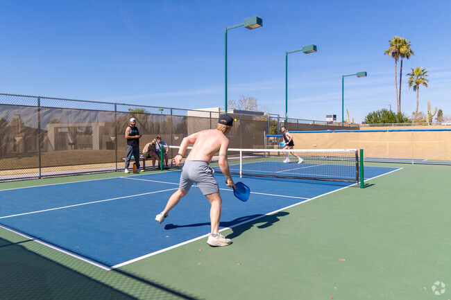 Los Altos Recreational Center offers pickleball and basketball courts.
