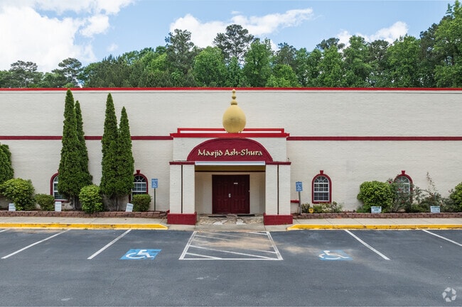 Masjid Ash-Shura stands on a 20-acre lot in southeastern Orchard Knob and is a major local landmark.