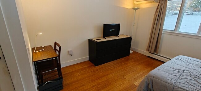 196 W Ridge Terrace unit Upper Room, Rutland, VT 05701 - photo 5