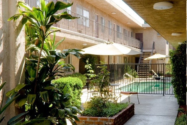 Vanowen Plaza, Van Nuys, CA 91405 - photo 4