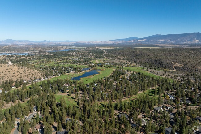 Lake Shastina Golf Resort and ponds add greenery to this Northern California community.