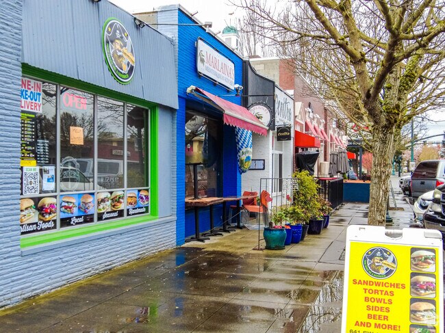 There are many stores near Seahurst.