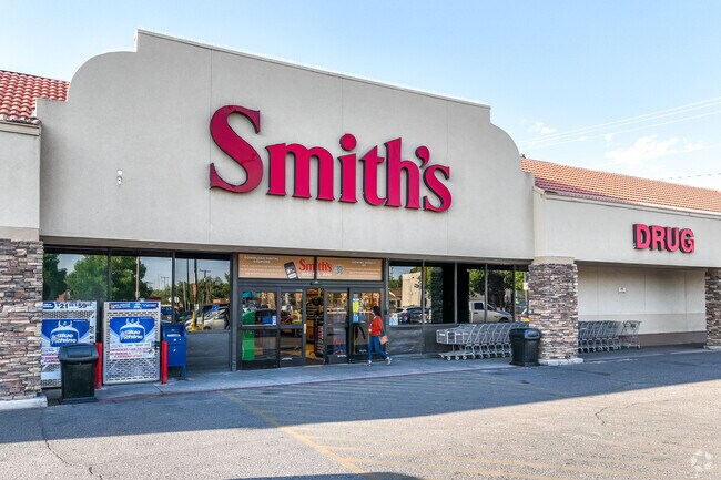 For shopping there’s also a Smith’s grocery nearby on Yale Boulevard for Clayton Heights-Lomas del Cielo residents.