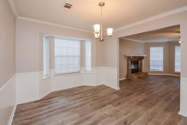 1053 Mainstreet Lake Dr, Stone Mountain, GA 30088 - photo 7