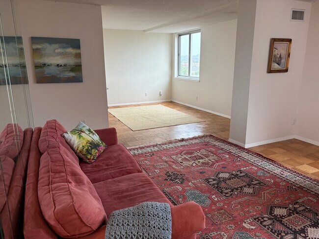 Marina Towers unit 1013, Alexandria, VA 22314 - photo 2