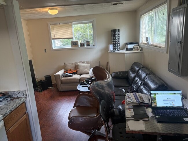 551 Lexington Ave unit Upstairs, East Lansing, MI 48823 - photo 3