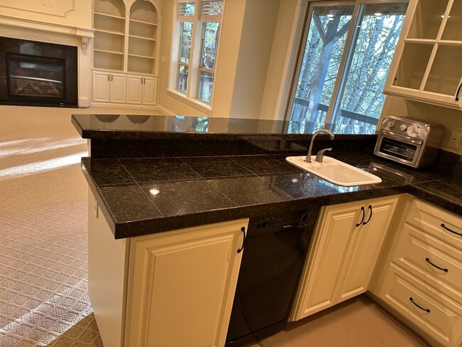 1404 SW Dickinson Ln, Portland, OR 97219 - photo 6