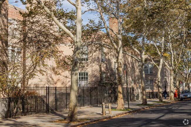 Q252 The Queens School of Inquiry has a student-teacher ratio of 14 to 1.