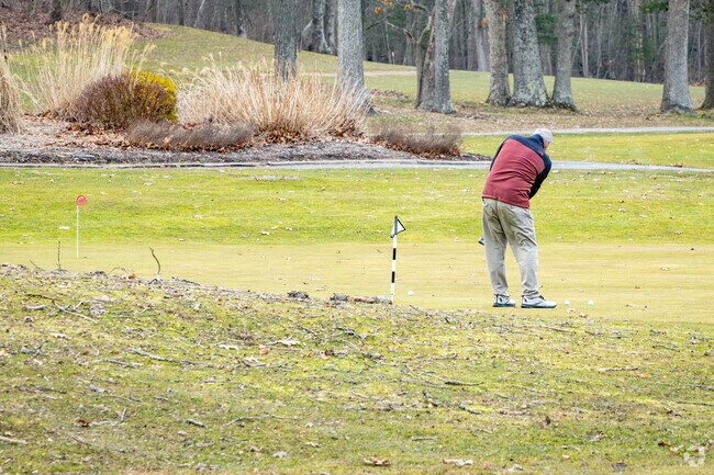 In addition to the Ice Arena, Dix Hills Park has a public golf course.