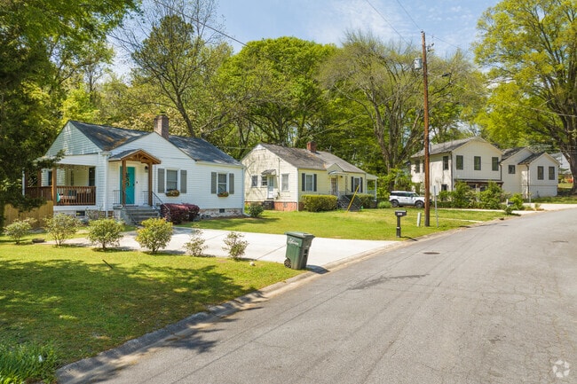 A residential street in Downtown Marietta features lush green front lawns.