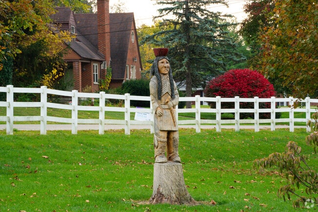 Sculptures commemorating various events and people can also be found in Xenia.