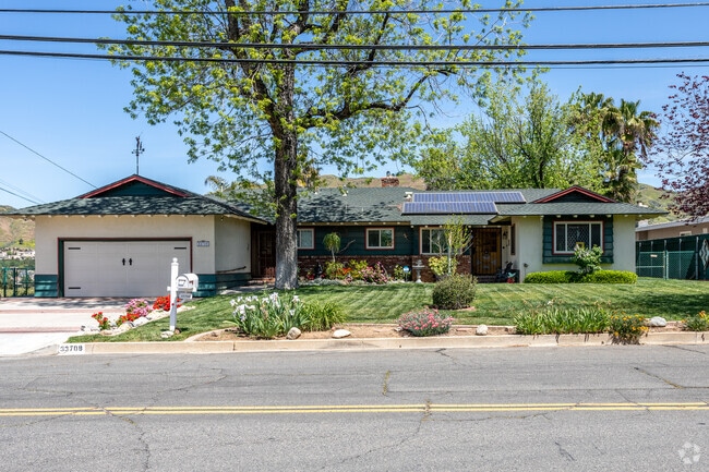 Nice landscape ranch home in Yucaipa.
