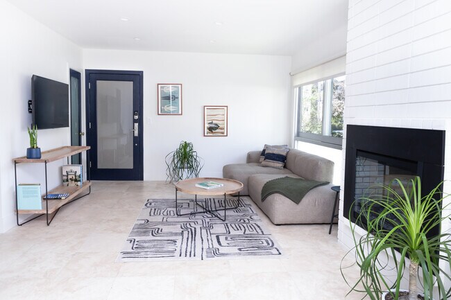 Stay Lola, Beverly Hills, CA 90211 - photo 4