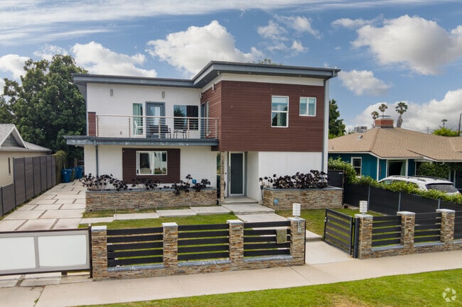 Two-story elegance: A modern home showcasing Sherman Oaks' contemporary living.