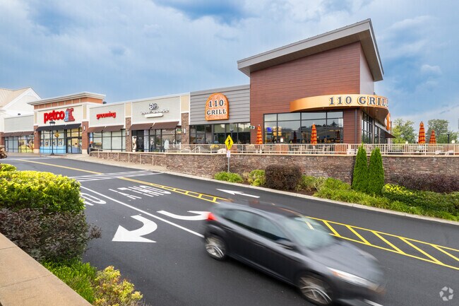 In the Fresh Market Commons is the 110 Grill an infamous American eatery.