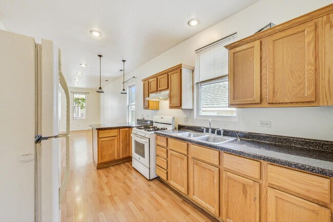 1844 N Mozart St unit 2, Chicago, IL 60647 - photo 3