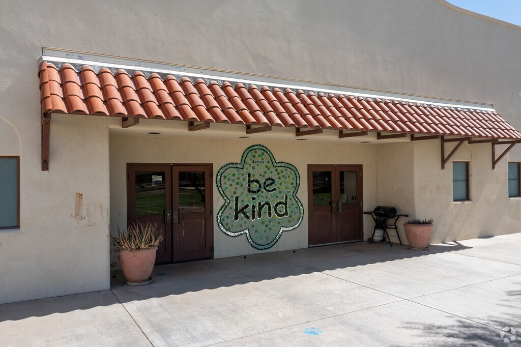 Many schools in Armory Park share this Be Kind Mural with Safford K-8 School.