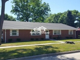 208 N 11th St, Adel, IA 50003