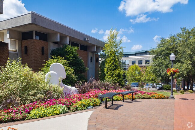 Kabrich Crescent is known for its low crime rate and safe environment.