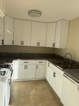 8900 Foothill Blvd, Sunland, CA 91040