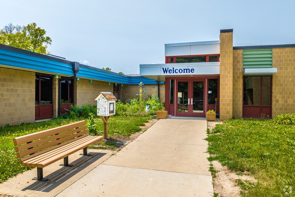 Studebaker Elementary School in Fort Des Moines serves students in grades K-5.