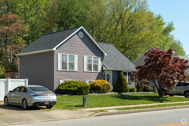 There are many great single-family home options in Middle River.