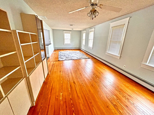 Living Room/Dining Area