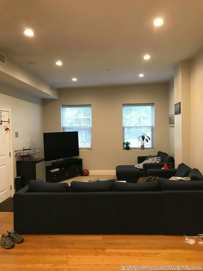 126 London St Unit 1, Boston, MA 02128