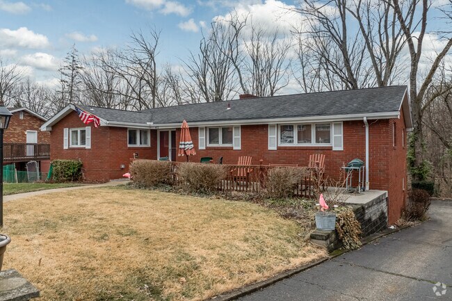 Ranch style homes in Carnot-Moon provide the classic architecture that owners want.