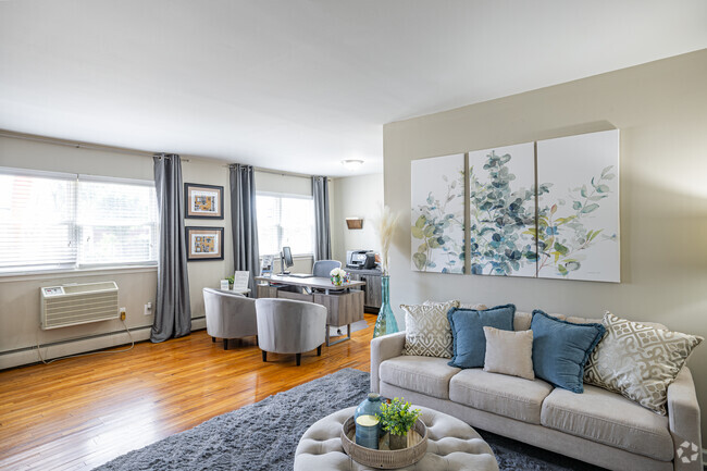1BR, 1BA - 703SF - Living Room
