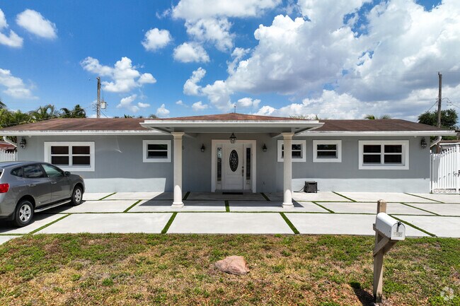 Palm Springs has ranch-style homes with midcentury features.