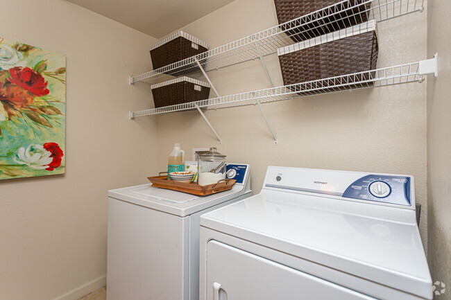 2 BR, 2 BA - 1,090 SF