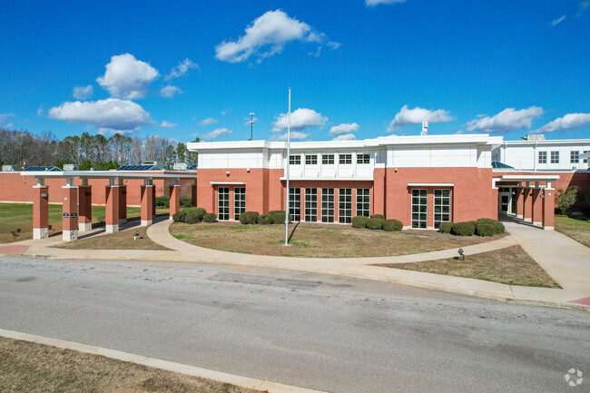 Pike County Middle School has a student-teacher ratio of 17 to 1.