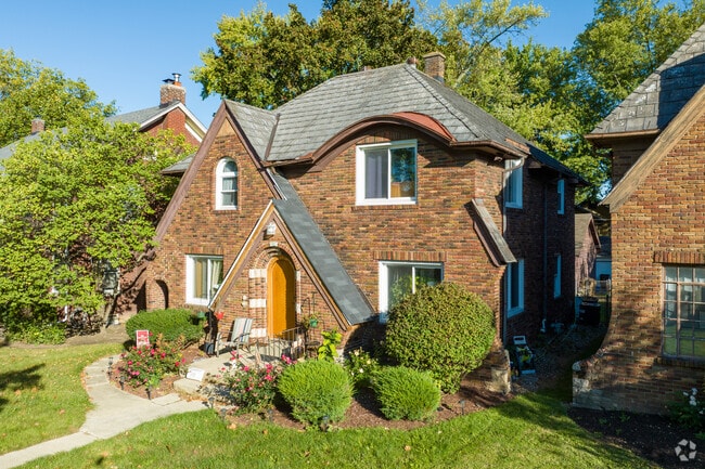 Grander homes in the Oakdale neighborhood are closer to $400,000.