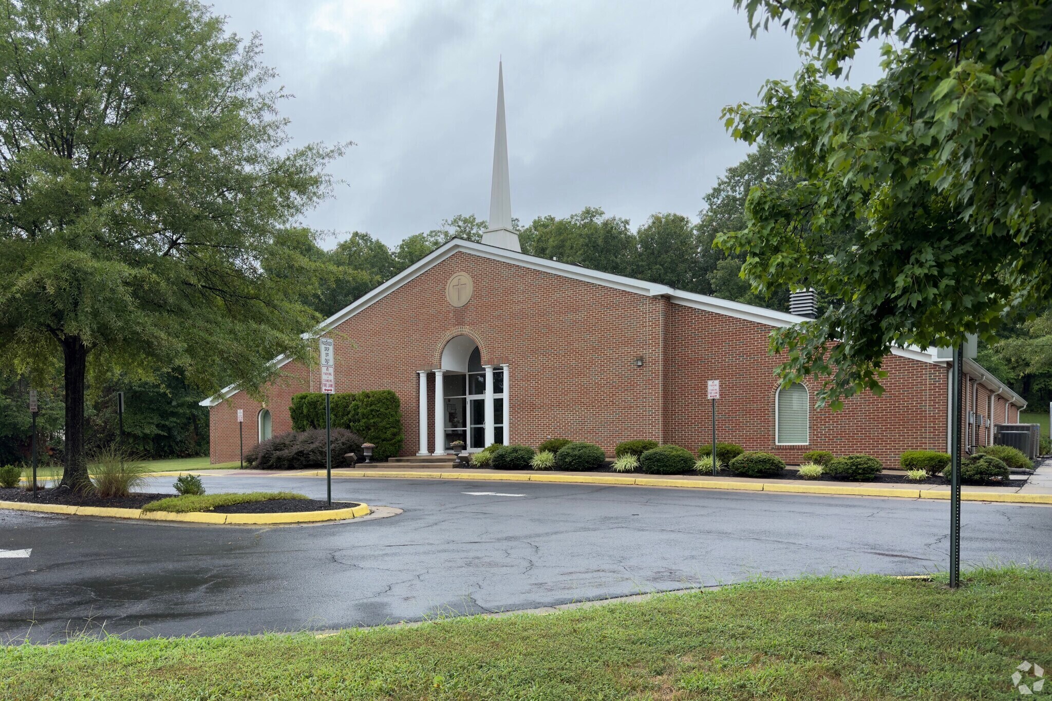 Broad Run Oaks is home to a number of churches.