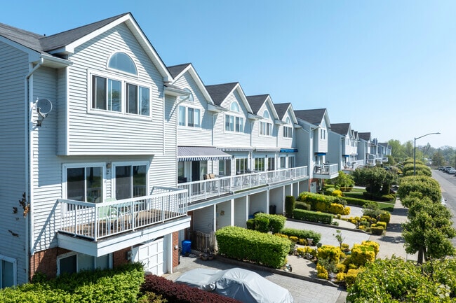 A development of 108 homes brings more suburban living options to Prince's Bay.