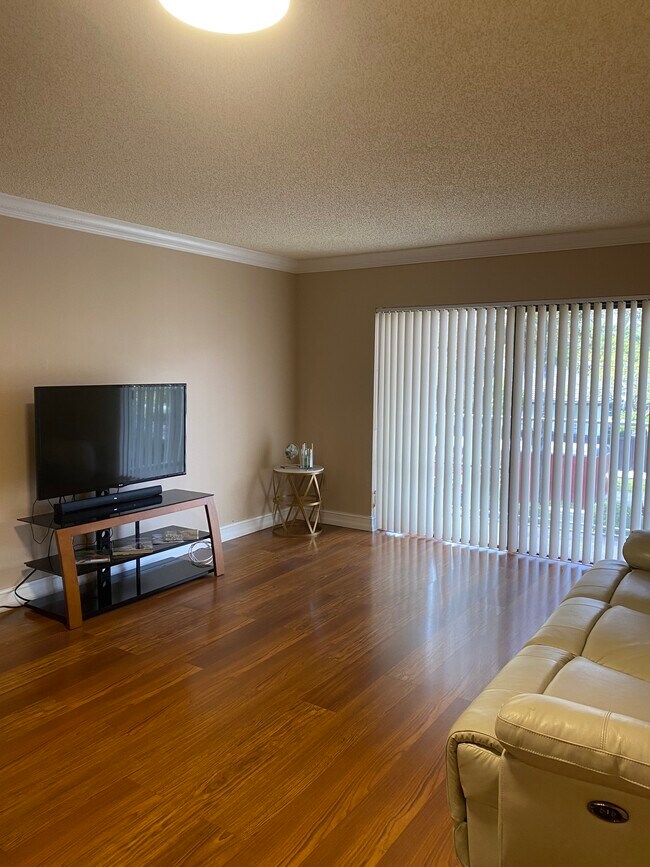 9301 SW 92nd Ave unit Wisperwood Village, Miami, FL 33176 - photo 3