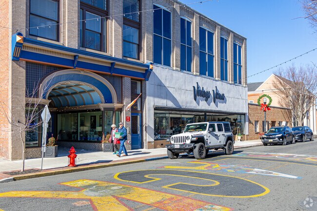 Downtown Cambridge is a nice place to visit for an afternoon walk near Hurlock.