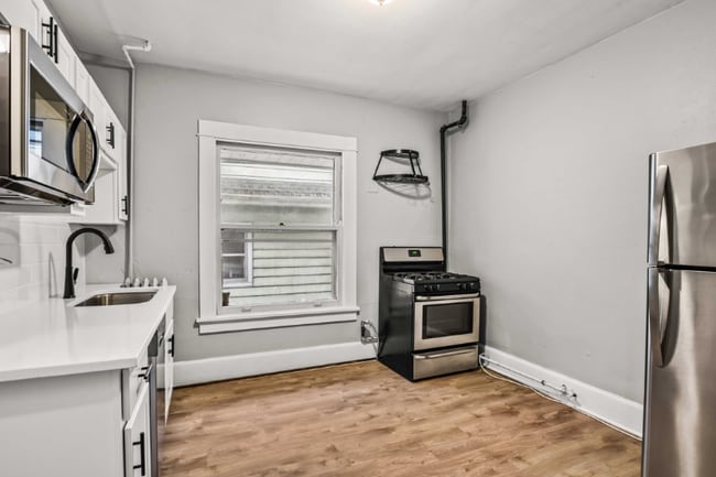 933 Spaight St unit 6, Madison, WI 53703 - photo 3