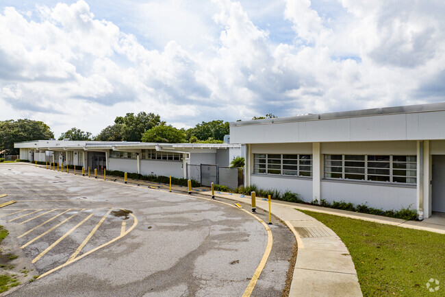 Brooker Elementary School, Rankings & Reviews - Homes.com