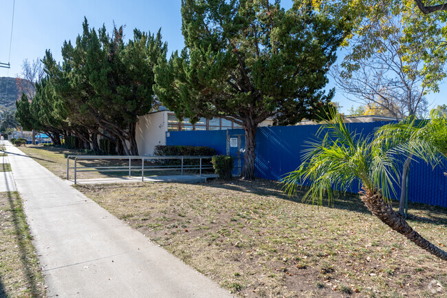 The student population of Apperson Street Elementary is 444 and the school serves K-5.