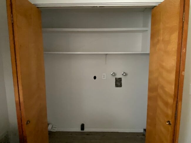 Washer/Dryer hookups